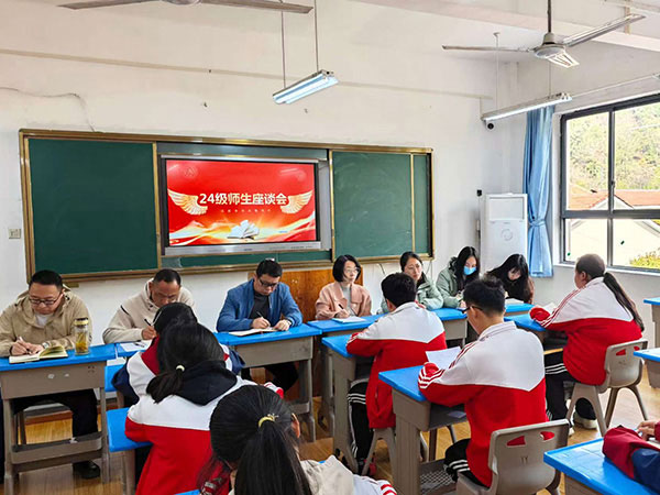 媒体报道|搜狐网报道——武汉东湖光电学校召开全校师生座谈会  倾听对话促交流 平等和谐共成长