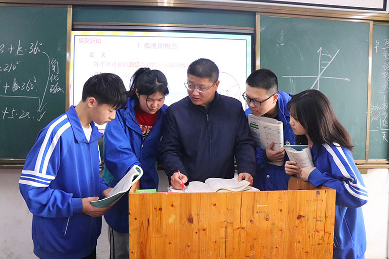 媒体报道|中华网报道——育人育心育栋梁，武汉东湖光电学校“去批评化”结硕果