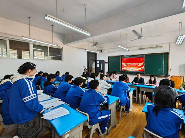 媒体报道|凤凰网报道——武汉东湖光电学校召开全校师生座谈会   倾听对话促交流 平等和谐共成长