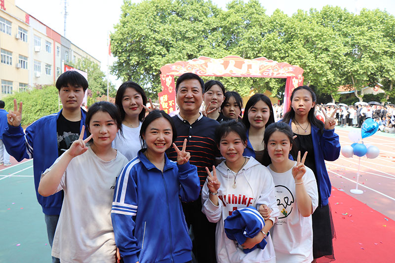 媒体报道|千龙网报道——育人育心育栋梁，武汉东湖光电学校“去批评化”结硕果