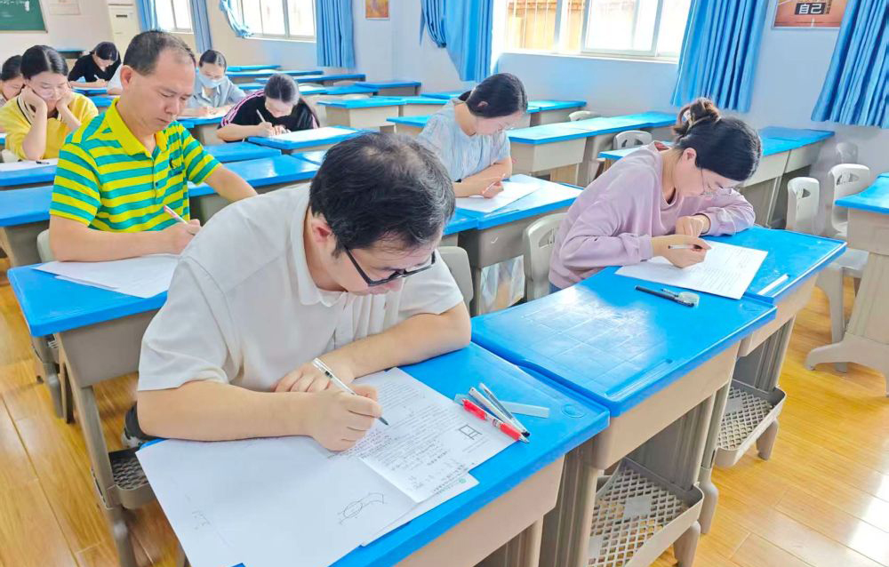 研析真题明方向 聚力教研备高考  |武汉东湖光电学校三教师深耕真题筑牢备考根基