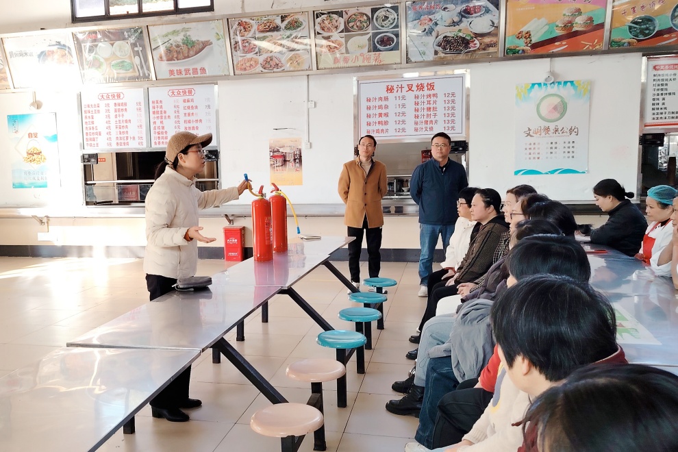实操砺技能 细节护平安|武汉东湖光电学校后勤员工消防安全演练筑牢师生安全屏障