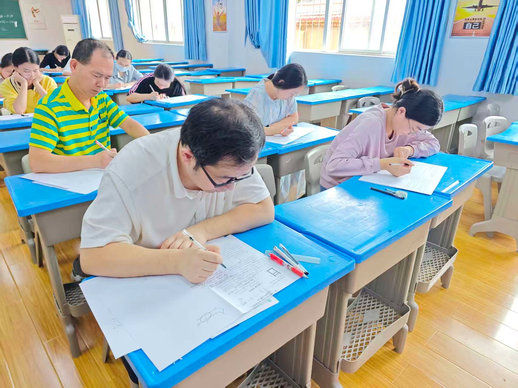 研析真题明方向 聚力教研备高考  |武汉东湖光电学校三教师深耕真题筑牢备考根基